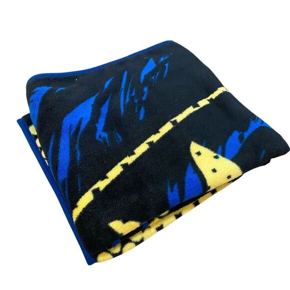 DC Comics Batman, "Ripped Shield" Micro Raschel Throw Blanket, 46" x 60", Multi - Picture 2 of 3